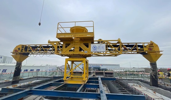 Belt type concrete pouring machine